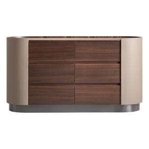 Cómoda Kandern de estilo contemporáneo, fabricado en madera contrachapada en color marrón con acabado mate, combinado con chapa de eucalipto en color marrón con acabado cepillado y polipiel en color beige con acabado mate.