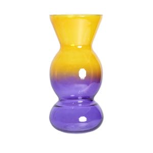 Jarrón Ossian de estilo contemporáneo, fabricado en cristal en color morado con acabado traslúcido en color mostaza con acabado traslúcido.