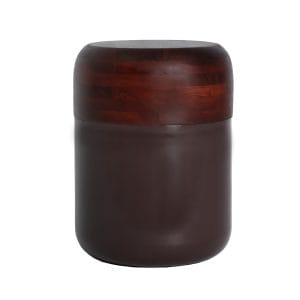 Mesa auxiliar Tau de estilo contemporáneo, fabricado en hierro en color chocolate con acabado brillo, combinado con madera de acacia en color marrón.
