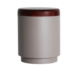 Mesa auxiliar Oaky de estilo moderno, fabricado en hierro en color gris con acabado mate, combinado con madera de acacia en color marrón.