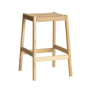 Taburete Valjea de estilo colonial, fabricado en madera de olmo en color marrón claro.