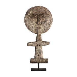 Figura decorativa de estilo étnico, fabricado en madera tropical en color marrón.