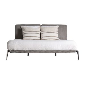 Cama Berlin de estilo contemporáneo, fabricado en tela en color gris con acabado oscuro, combinado con acero inoxidable en color gris y madera de pino.