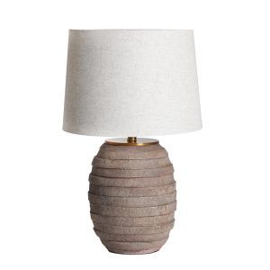Lámpara de sobremesa nora de estilo provenzal, fabricado en cerámica en color marrón con acabado envejecido, combinado con hierro en color oro y lino en color blanco roto. Producto desmontable.