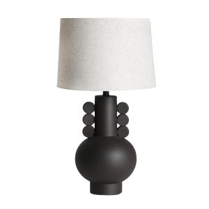 Lámpara de sobremesa oksana de estilo provenzal, fabricado en cerámica en color negro, combinado con hierro en color natural y lino en color blanco roto. Producto desmontable.
