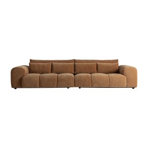 Sofá Carmaux de estilo contemporáneo, fabricado en poliéster en color mostaza, combinado con madera de caucho en color negro y espuma. Producto desenfundable.