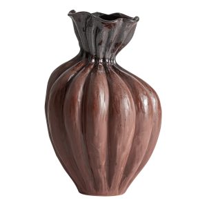Jarrón, fabricado en cerámica en color marrón.