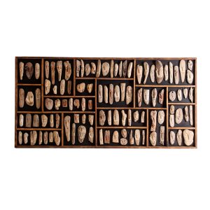 Panel decorativo fósiles, en color natural antic, de estilo étnico. Fabricado en madera tropical.