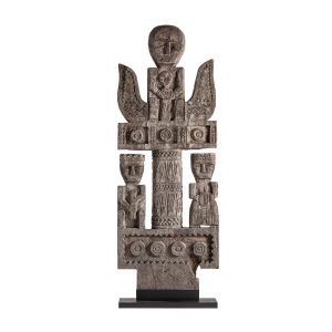 Escultura pie Tobhy de estilo étnico, fabricado en madera suar en color marrón con acabado envejecido.