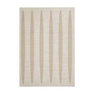 Alfombra Kala de estilo contemporáneo, fabricado en viscosa en color beige, combinado con viscosa en color verde. Producto plegable.