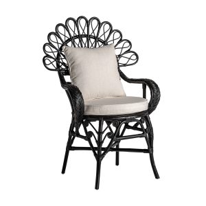 Sillón Nulvi de estilo contemporáneo, fabricado en ratán en color negro, combinado con algodón.