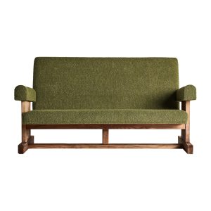 Sofá Creusot de estilo colonial, fabricado en madera de pino reciclado en color marrón, combinado con poliéster en color verde.