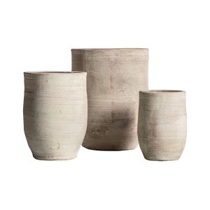 Jarrón j 3 kansara, en color crema, de estilo clásico. Fabricado en arcilla.