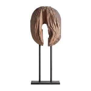 Escultura pie Canlesh de estilo étnico, fabricado en madera de teka en color marrón, combinado con hierro en color negro. Producto desmontable.