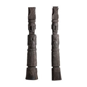 Escultura pie j 2, fabricado en madera suar en color marrón, combinado con hierro en color negro.