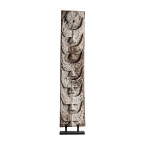 Escultura pie Timon de estilo étnico, fabricado en madera suar en color marrón con acabado envejecido, combinado con hierro en color negro.