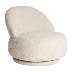 Sillón giratorio Ayent de estilo contemporáneo, fabricado en poliéster en color crema, combinado con madera eucalipto y espuma.
