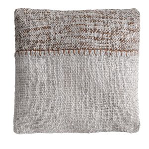 Cojín Zyan de estilo contemporáneo, fabricado en algodón en color crema, combinado con lino en color marrón y guata sintética. Producto desenfundable.