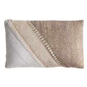 Cojín Liken de estilo contemporáneo, fabricado en algodón en color tonos en marrón, combinado con chenilla y guata sintética. Producto desenfundable.