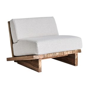 Sillón Pure, fabricado en polipropileno reciclado en color crudo, combinado con madera de teka reciclada en color marrón y espuma.
