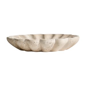 Centro de mesa Motrus de estilo contemporáneo, fabricado en travertino en color crema.