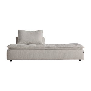 Módulo sofá reposapiés, fabricado en poliéster en color blanco roto, combinado con madera de alerce y espuma.