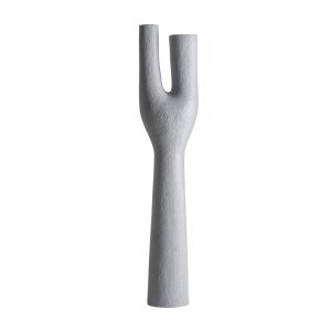 Escultura pie, fabricado en fibrocemento en color gris.
