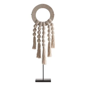 Figura decorativa Yakeh de estilo étnico, fabricado en mármol en color crema, combinado con algodón en color crema y hierro en color negro.