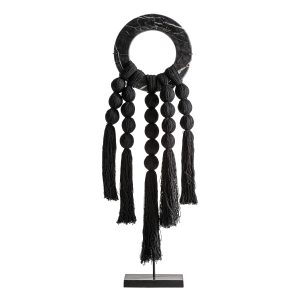 Figura decorativa Yakeh de estilo étnico, fabricado en mármol en color negro, combinado con algodón en color negro y hierro en color negro.