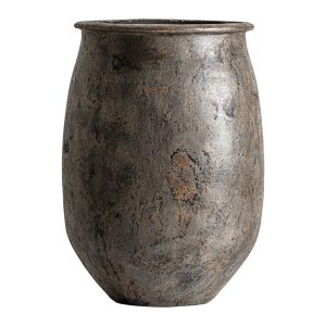 Tinaja Lajbake de estilo contemporáneo, fabricado en hormigón en color gris con acabado envejecido, combinado con fibra de vidrio.