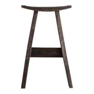 Taburete Klajha de estilo rústico, fabricado en madera suar en color marrón.