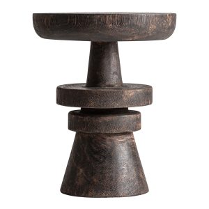 Mesa auxiliar Kaania de estilo rústico, fabricado en madera suar en color marrón con acabado envejecido.