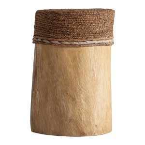 Reposapiés Brunico de estilo boho, fabricado en madera suar en color marrón, combinado con yute en color marrón.