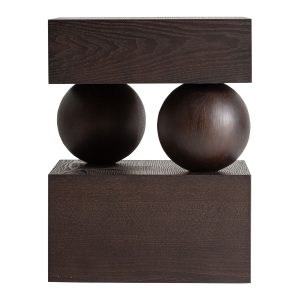 Mesa auxiliar Arriach de estilo contemporáneo, fabricado en madera de olmo en color wengué, combinado con madera de fresno en color wengué.