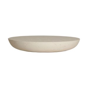 Mesa de centro Orcay de estilo contemporáneo, fabricado en fibra de vidrio en color blanco con acabado envejecido, combinado con resina.