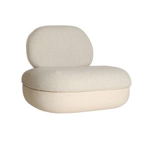 Sillón Orcay de estilo contemporáneo, fabricado en polipropileno en color crudo, combinado con fibra de vidrio en color blanco y resina en color blanco.