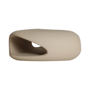 Mesa de centro Latky de estilo contemporáneo, fabricado en fibra de vidrio en color beige con acabado rugoso, combinado con resina en color beige.