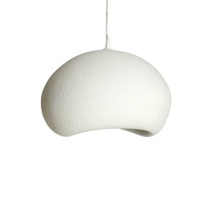 Lámpara de colgar Shara de estilo contemporáneo, fabricado en cemento de resina en color blanco roto, combinado con acero en color marfil.