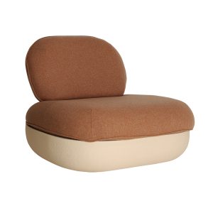 Sillón Orcay de estilo contemporáneo, fabricado en polipropileno en color terracota con acabado jaspeado, combinado con fibra de vidrio en color beige y resina.