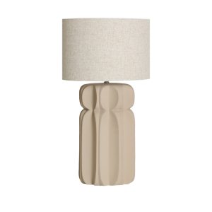 Lámpara de sobremesa Crevina de estilo contemporáneo, fabricado en cerámica en color crudo, combinado con poliéster en color blanco roto. Producto desmontable.