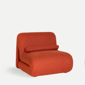 Sillón Foam de estilo contemporáneo, fabricado en poliéster en color teja, combinado con madera.