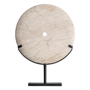 Figura decorativa, fabricado en mármol en color beige, combinado con madera ciprés reciclado en color negro.