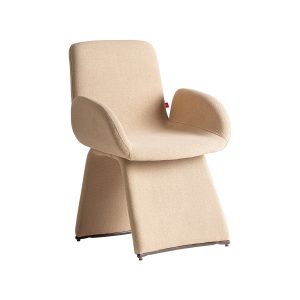 Silla Pleka, fabricado en lino en color crema, combinado con madera contrachapada y espuma. Producto desmontable.