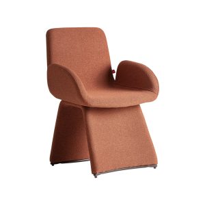 Silla Pleka, fabricado en lino en color terracota, combinado con madera contrachapada y espuma. Producto desmontable.