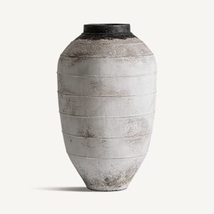 Tinaja, fabricado en terracota en color marrón.