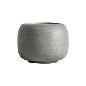 Macetero Enso de estilo contemporáneo, fabricado en arcilla en color gris, combinado con fibra de vidrio.