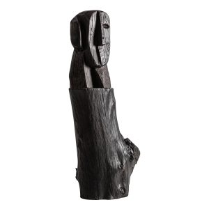 Escultura pie Atama de estilo contemporáneo, fabricado en madera de pino en color negro con acabado carbonizado.